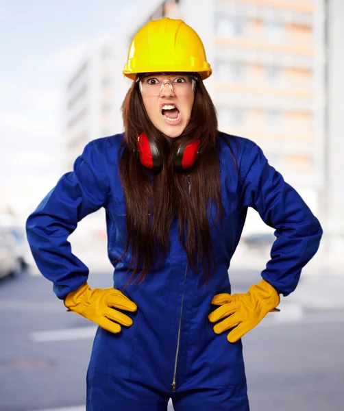 Женщина-работница в шлеме — стоковое фото