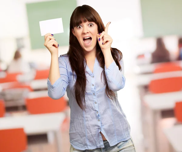 Retrato de una chica sosteniendo y señalando hacia arriba — Foto de Stock