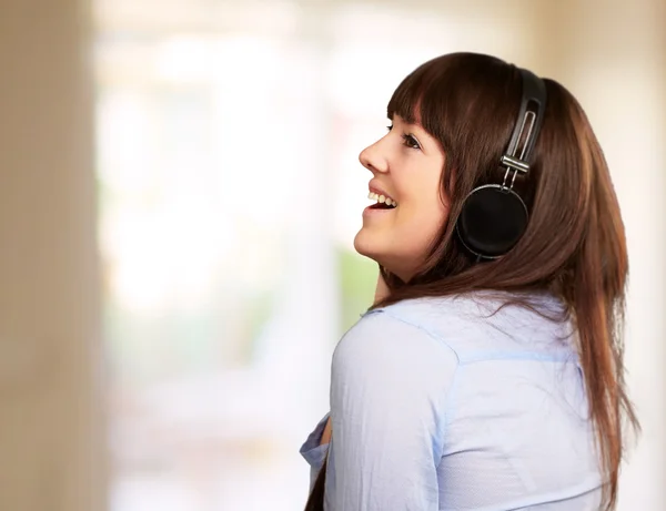 Feliz mujer disfrutando de la música —  Fotos de Stock