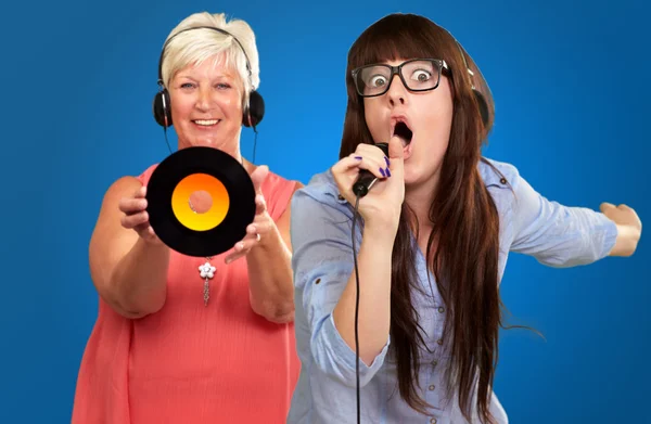 Två kvinna njuter av musik — Stockfoto