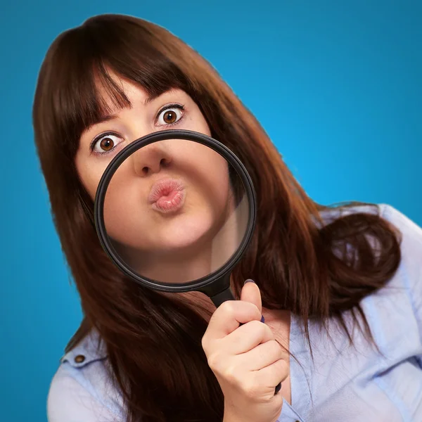 Vrouw met vergrootglas op mond — Stockfoto