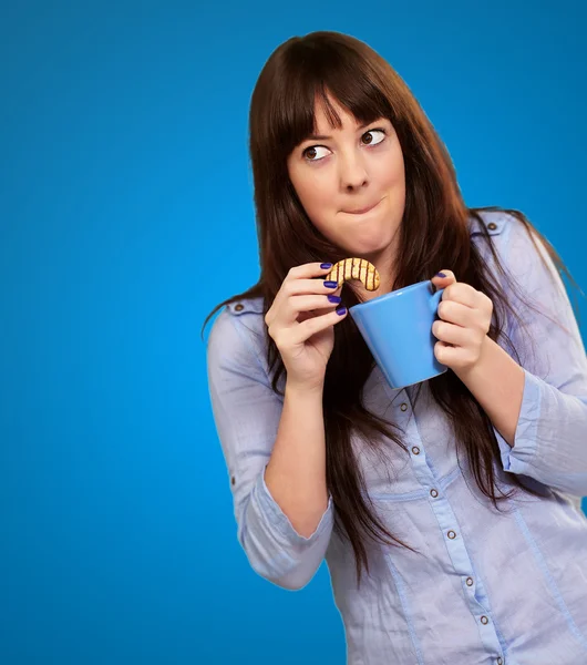 Mooie vrouw met koffie en koekjes — Stockfoto