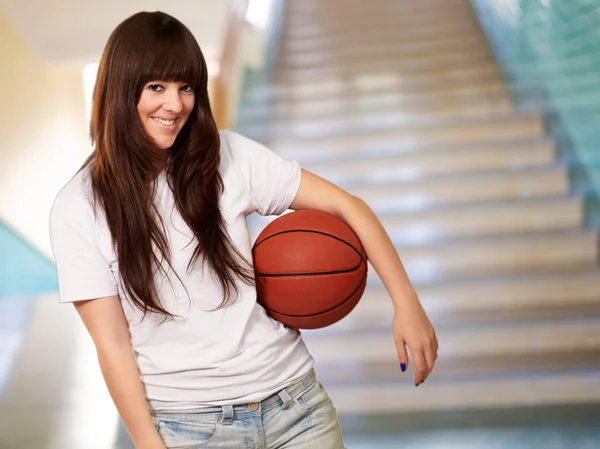 Retrato de una joven mujer con una pelota de fútbol — Foto de Stock