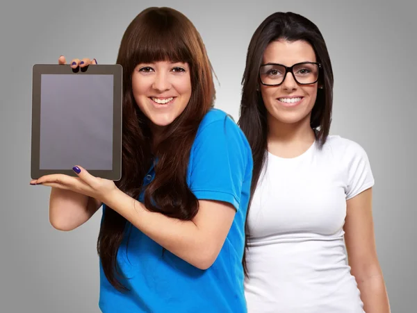 Dos mujeres felices sosteniendo Ipad — Foto de Stock