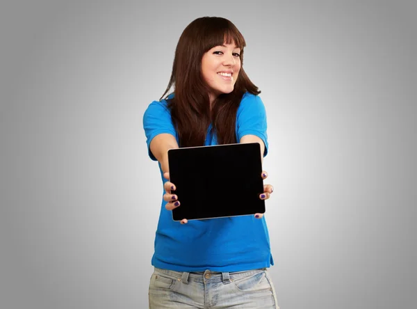 Donna che tiene Ipad — Foto Stock