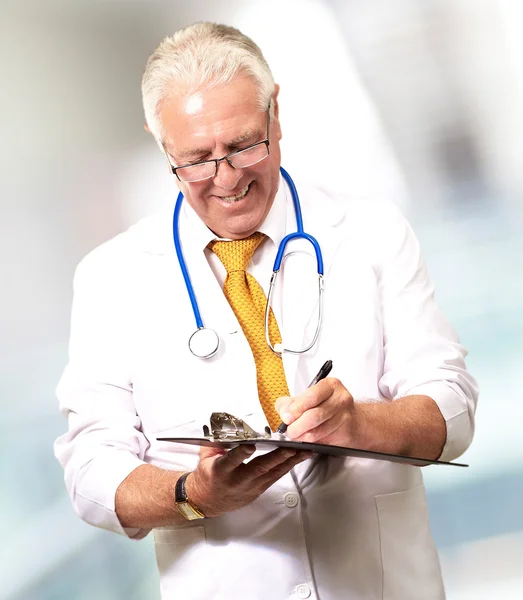 Feliz Hombre Doctor Escribiendo en Portapapeles —  Fotos de Stock