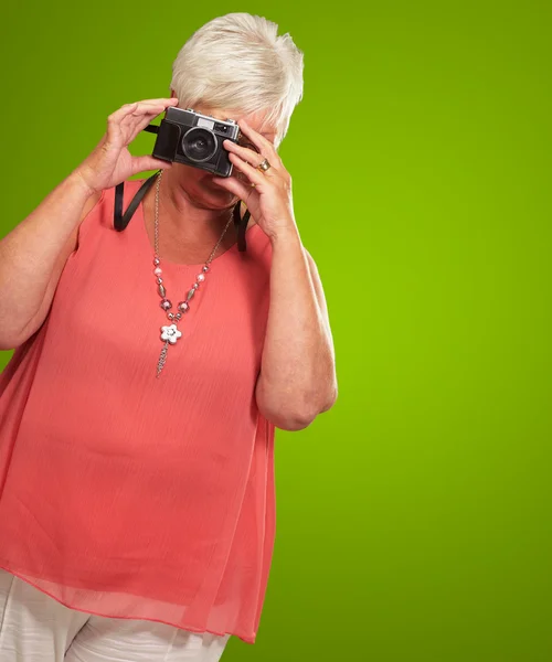 Mujer mayor haciendo clic en la foto — Foto de Stock