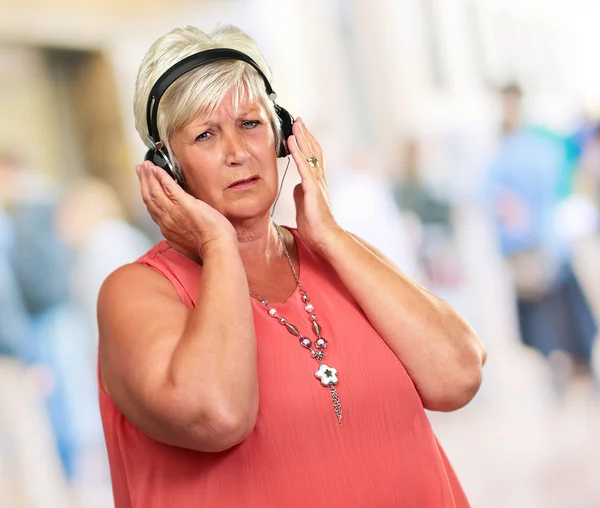 Portret van een senior vrouw met hoofdtelefoon — Stockfoto