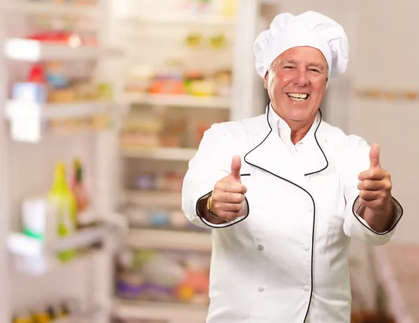 Portret van een chef-kok met hand teken — Stockfoto