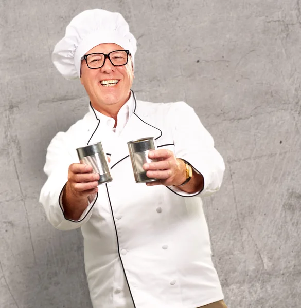 Porträtt av en kock som innehar plåtburkar — Stockfoto