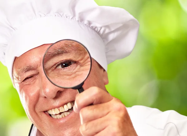 Retrato de un chef sosteniendo lupa —  Fotos de Stock