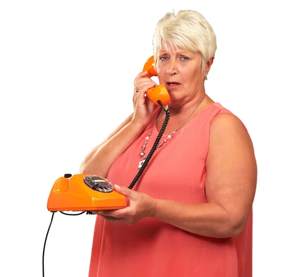 Προσωπογραφία γυναίκας ανώτερος κρατώντας ένα ρετρό τηλέφωνο — Φωτογραφία Αρχείου