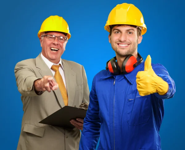 Retrato de dos ingenieros de arquitectos felices mientras sugiere — Foto de Stock