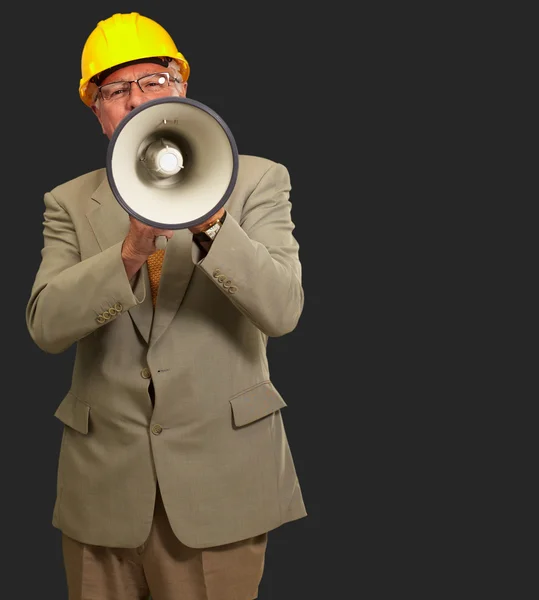 Retrato de um homem sênior com megafone — Fotografia de Stock