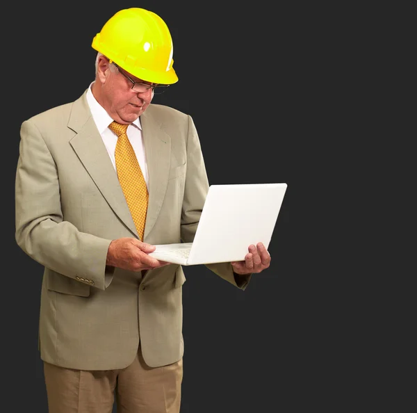 Retrato de un contratista masculino usando el ordenador portátil —  Fotos de Stock