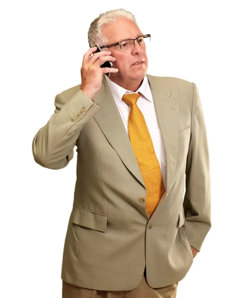 Пожилой человек разговаривает по телефону — стоковое фото