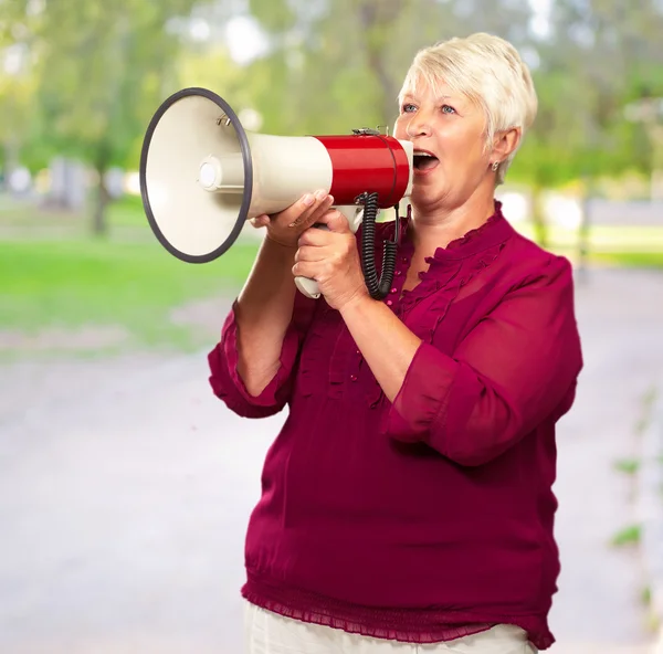 Porträtt av en äldre kvinna med MegaFon — Stockfoto