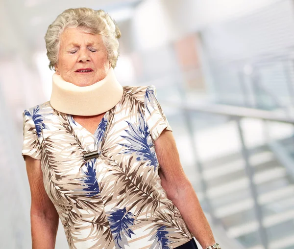 Een senior vrouw dragen van een neckbrace — Stockfoto