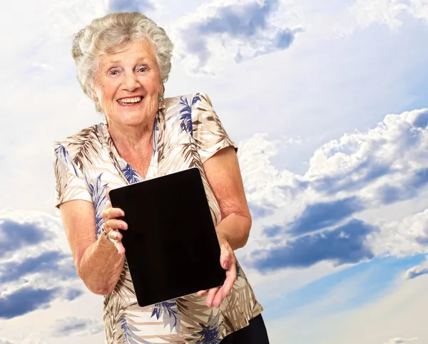 Ritratto di una donna anziana con una tavoletta digitale — Foto Stock
