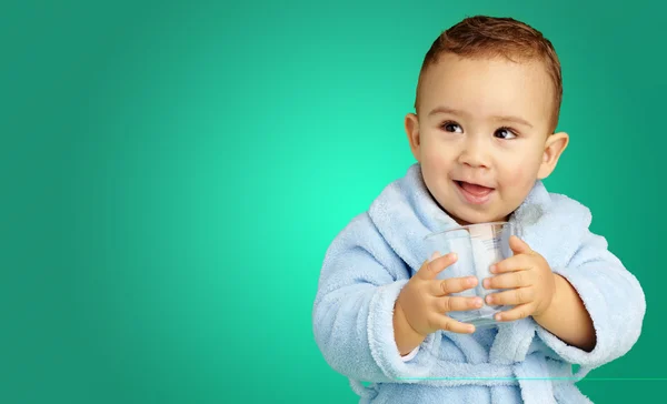 Bir bardak tutan erkek bebek portresi — Stok fotoğraf