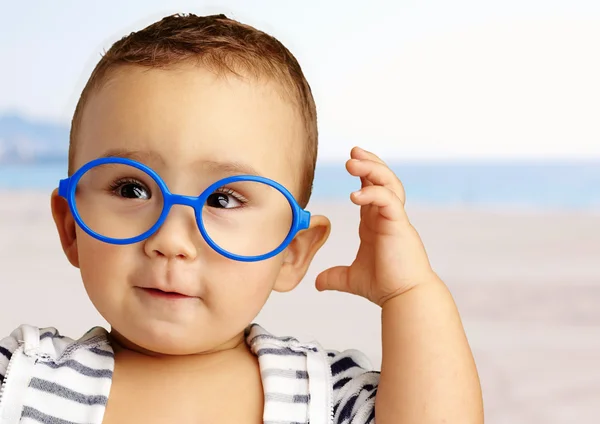 Retrato de menino vestindo óculos azuis — Fotografia de Stock