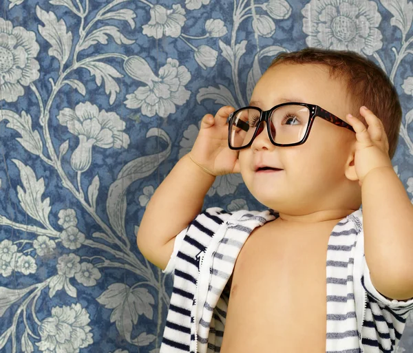 Retrato de bebé niño usando anteojos —  Fotos de Stock