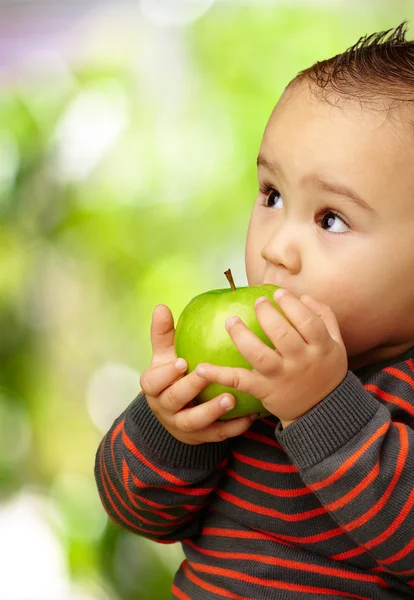 緑のリンゴを食べて男の赤ちゃんの肖像画 — ストック写真