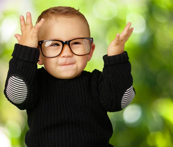 Glücklicher kleiner Junge mit Brille — Stockfoto