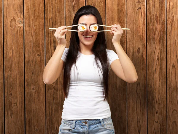 Portrait d'une femme tenant un rouleau de sushi — Photo