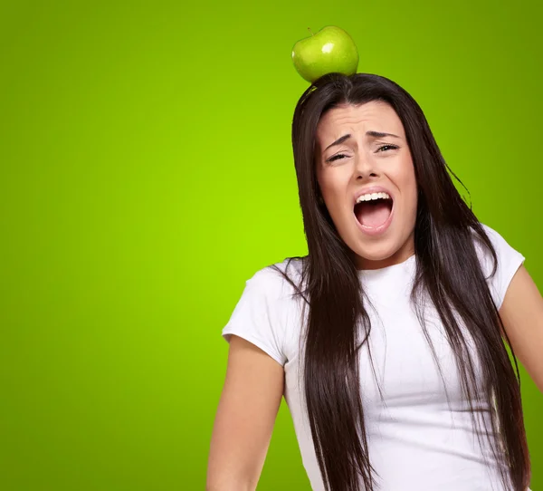 Młoda dziewczyna z jabłkiem na głowie — Zdjęcie stockowe