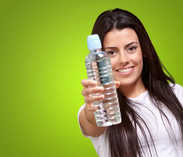 Joven sosteniendo botella de agua — Foto de Stock
