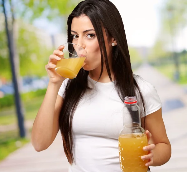 Jong meisje drinken van SAP — Stockfoto