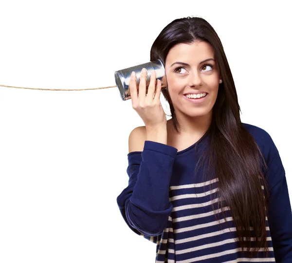 Γυναίκα, κρατώντας ένα μεταλλικό δοχείο ως τηλέφωνο — Φωτογραφία Αρχείου