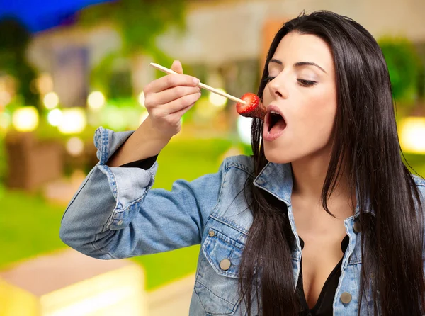 Porträt einer jungen Frau, die Erdbeere isst — Stockfoto