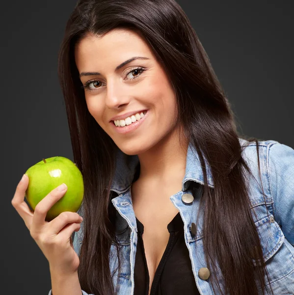 Donna con mela verde in mano — Foto Stock