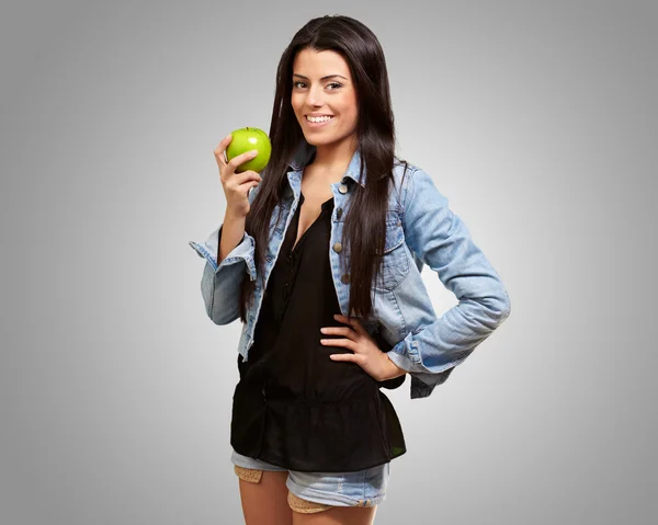 Mujer sosteniendo manzana verde —  Fotos de Stock