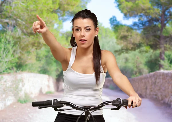 Portrait d'une jeune femme faisant du vélo — Photo