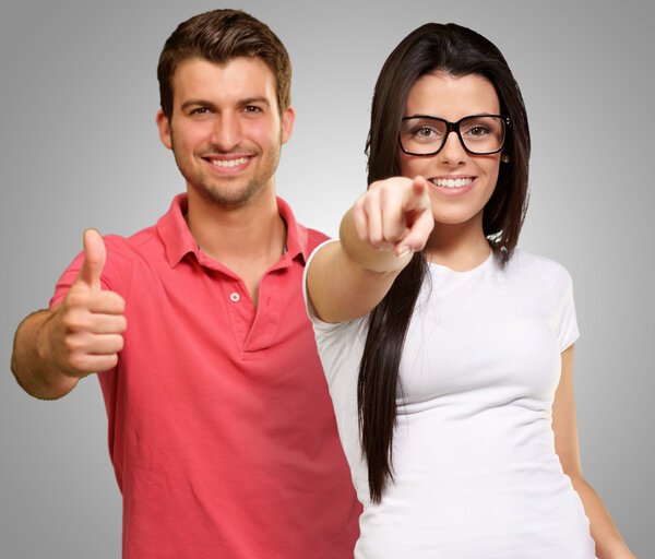 Портрет счастливой молодой пары
