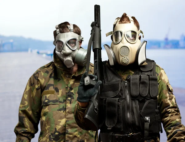 Portrait Of Soldiers With Gun And Gas Mask — Stock Photo, Image