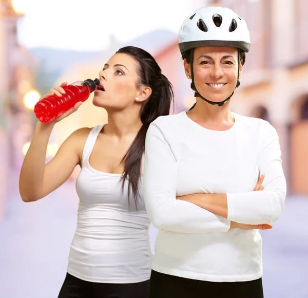 Portret van twee sport vrouwen — Stockfoto