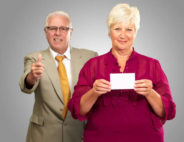 Businesswoman Showing Card In Front Of A Businessman Shaking Han — Stock Photo, Image