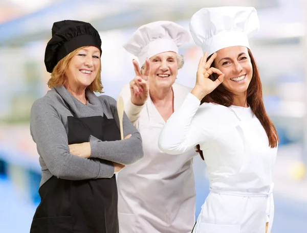 Drei glückliche Köchinnen gestikulieren — Stockfoto