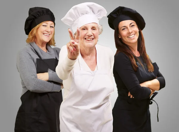 Drie gelukkige vrouwelijke chef-kok gebaren — Stockfoto