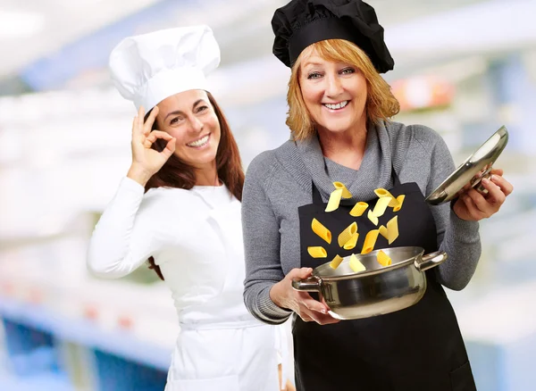 Femme chef heureux avec leur nourriture — Photo