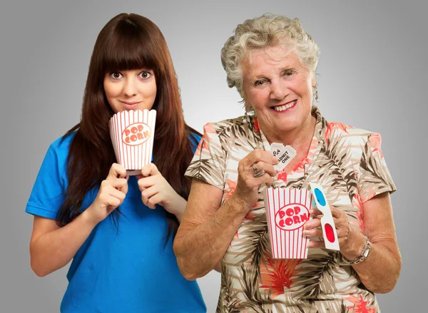 Matka a dcera s popcorn, lístek a 3d sklo — Stock fotografie