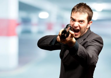 kızgın adam holding silahı