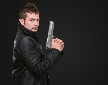 ciddi adam elinde bir silah