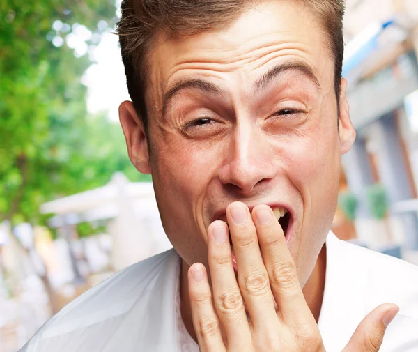 "Portret van een jonge man die betrekking hebben op zijn mond met de hand " — Stockfoto