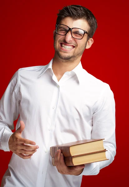 Retrato de un estudiante sosteniendo libro — Foto de Stock