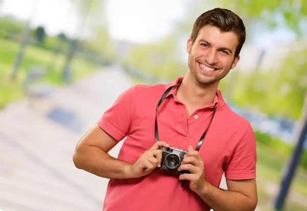 Ritratto di un uomo che tiene la macchina fotografica — Foto Stock